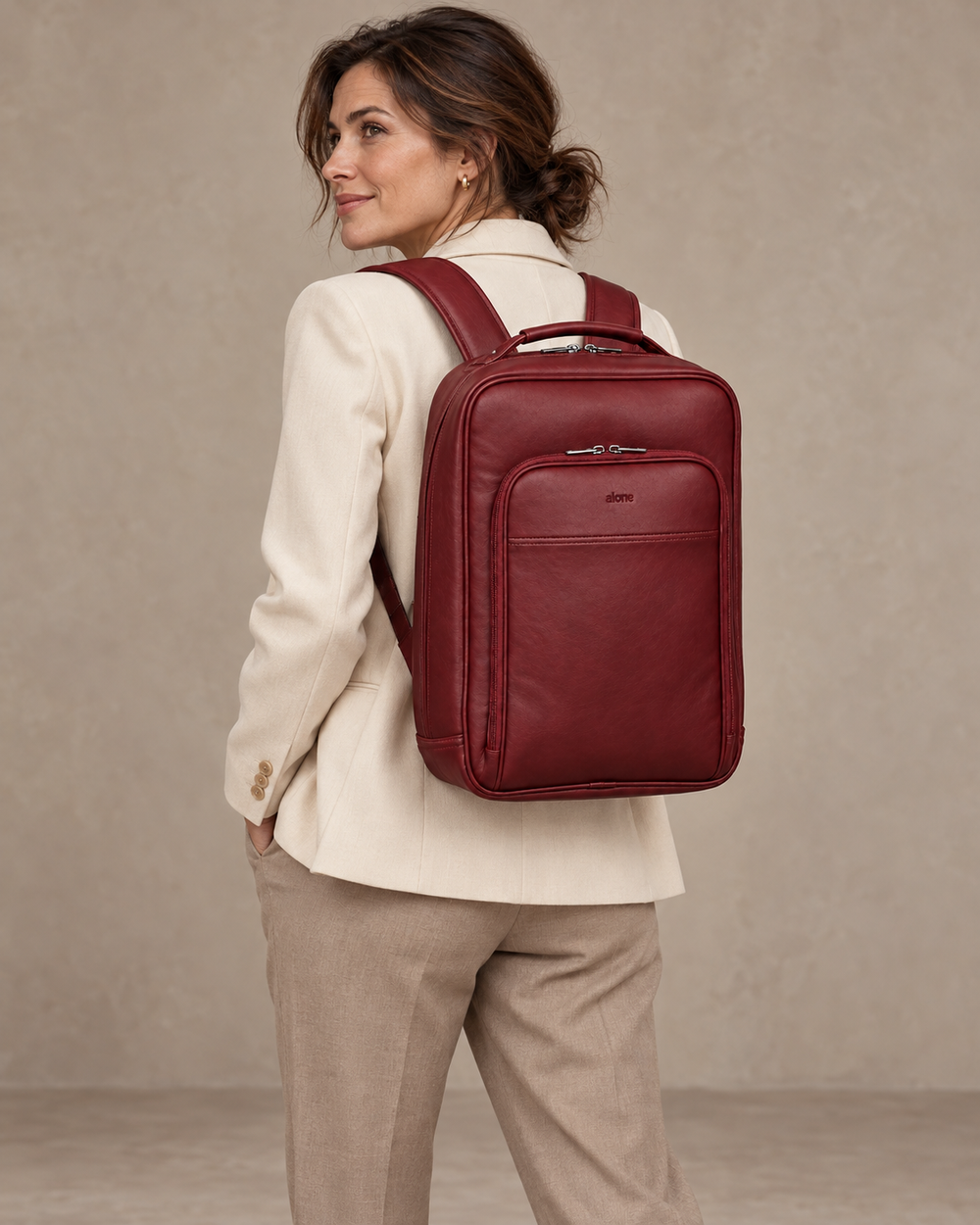 ALONE 1025 bordo suni deri laptop sırt çantası, sırtta taşınırken